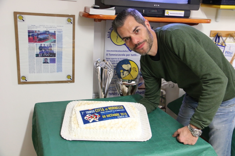 il-presidente-simone-carrucciu-e-la-torta-celebrativa-fatta-dalla-sorella-donisetta-foto-gianluca-piu